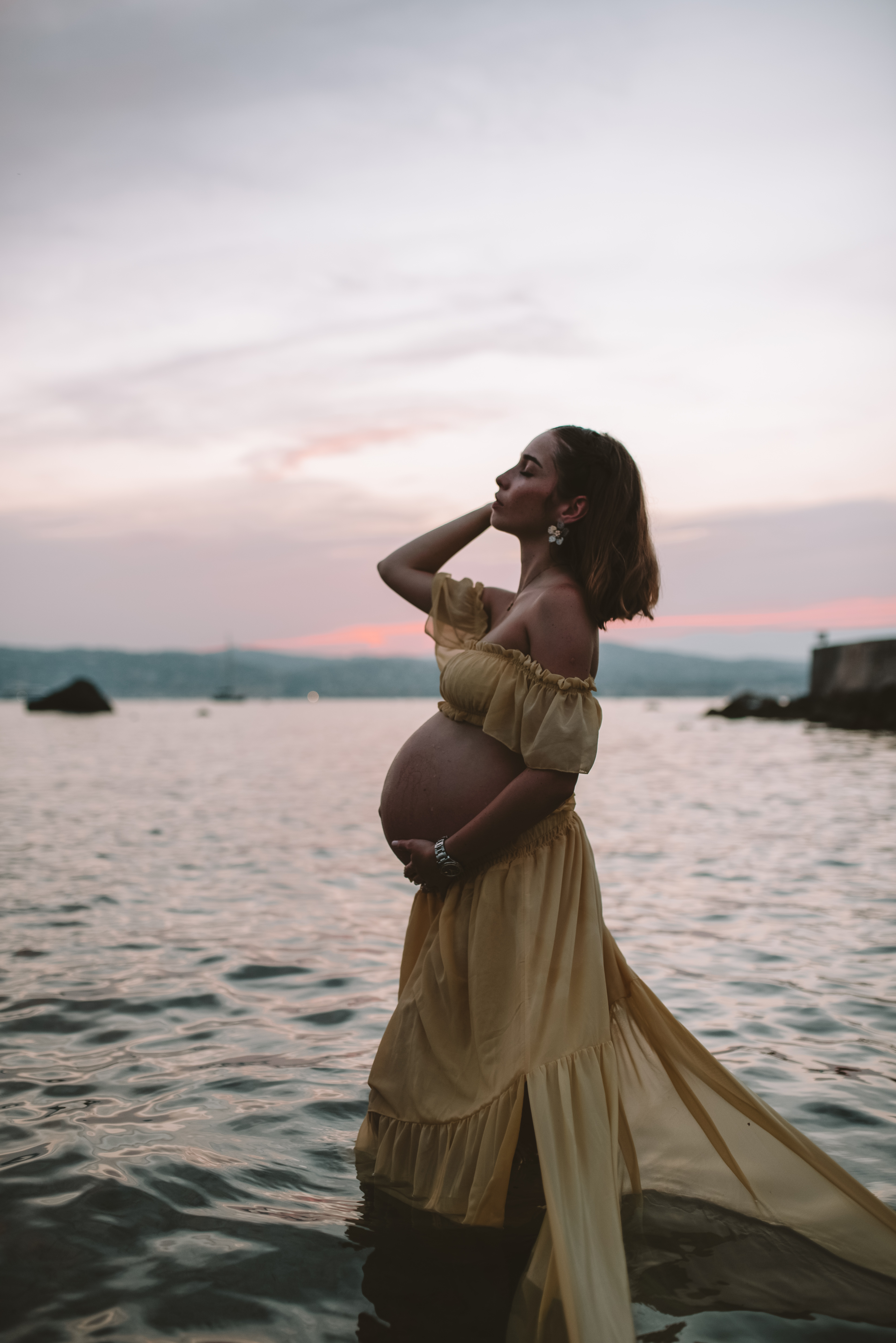 Séance grossesse au coucher du soleil sur la Côte d'Azur